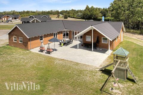 Grosses Poolhaus in Marielyst voller schöner Extras, z.B. dem Spielhäuschen mit Turm, Spielhöhle, Holzrutsche, Klettergerüst und doppeltem Schaukelstativ