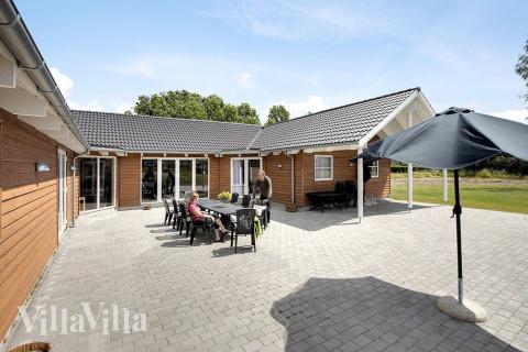 Die schöne, teilweise überdachte Terrasse des Hauses ist mit Gartenmöbeln ausgestattet und bildet mit seinen zwei Steingrills den perfekten Rahmen für ein Barbecue an einem sonnigen Sommertag