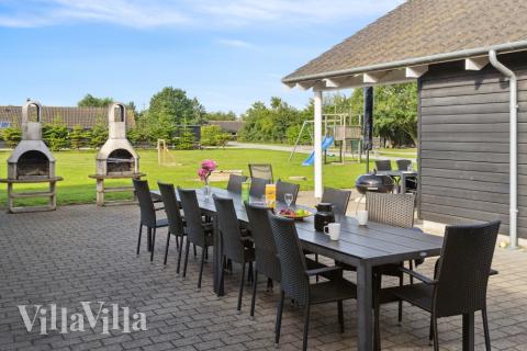 Genießen Sie einen Grillabend auf der Terrasse des Luxusferienhauses Nr. 208 in Lolland/Falster/Mön