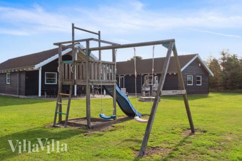 Zu dem attraktiven Ferienhaus Nr. 208 in Lolland/Falster/Mön gehört auch ein tolles Angebot im Außenbereich, z. B. Spieleturm und Schaukeln