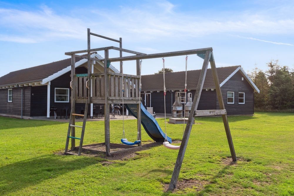 Zu dem attraktiven Ferienhaus Nr. 208 in Lolland/Falster/Mön gehört auch ein tolles Angebot im Außenbereich, z. B. Spieleturm und Schaukeln