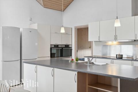 Die Küche in dem Luxusferienhaus Nr. 208 ist so gut ausgestattet, dass man problemlos Mahlzeiten für 24 Personen zubereiten kann.