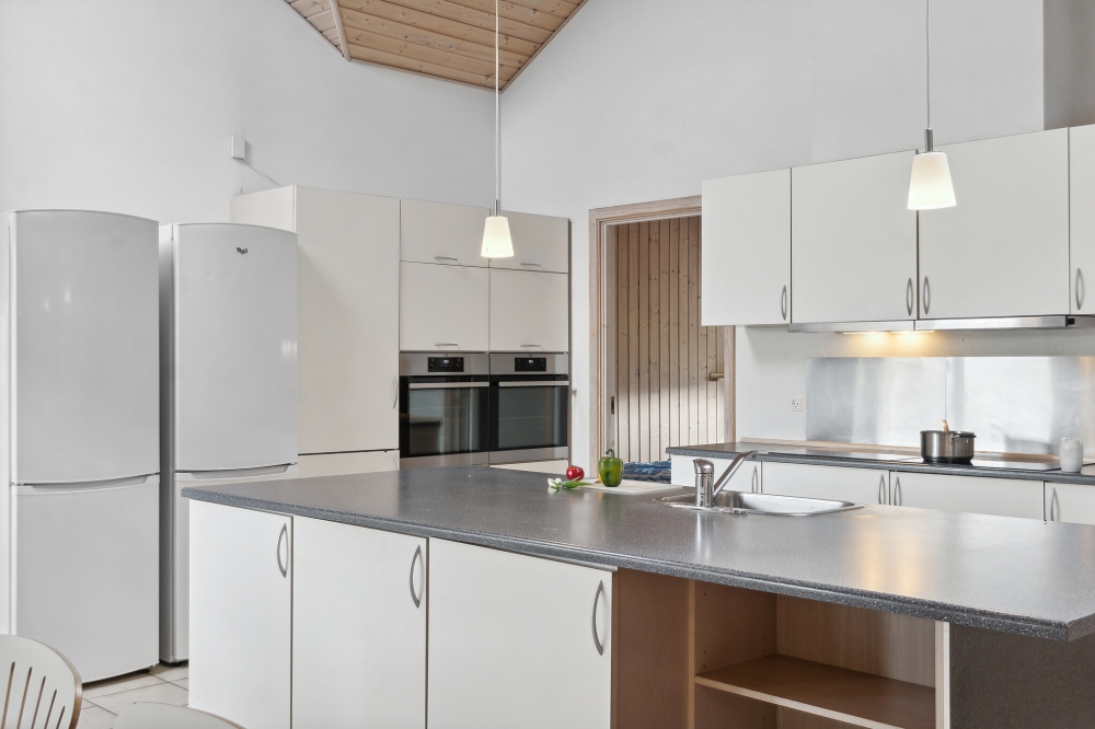 Die Küche in dem Luxusferienhaus Nr. 208 ist so gut ausgestattet, dass man problemlos Mahlzeiten für 24 Personen zubereiten kann.