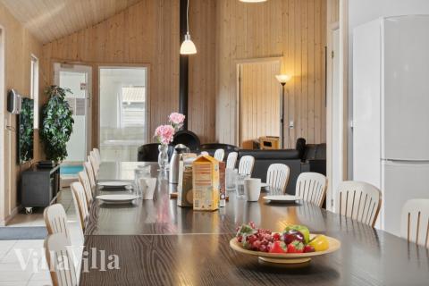 Der große, lichtdurchflutete Aufenthaltsraum im Luxusferienhaus Nr. 208 für 24.