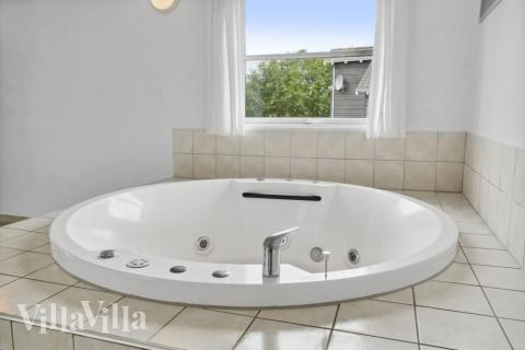 Genießen Sie den warmen Whirlpool im Luxusferienhaus Nr. 208 in Lolland/Falster/Mön