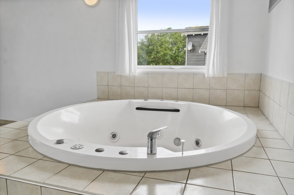 Genießen Sie den warmen Whirlpool im Luxusferienhaus Nr. 208 in Lolland/Falster/Mön