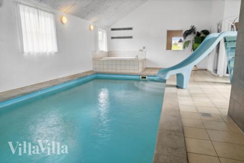 Das Ferienhaus 208 hat einen schicken Poolbereich mit Wasserrutsche, einem geräumigen, eingelassenen Whirlpool und einer Sauna.