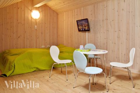 Einer der Dachgiebel ist als Kinderecke augebaut und beherbergt Kindermöbel, Matratzen und einen Flachbildfernseher