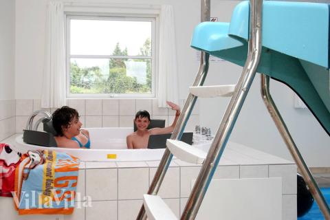 Ein Genuss ist die Entspannung im großen, eingebauten Whirlpool oder in der Sauna