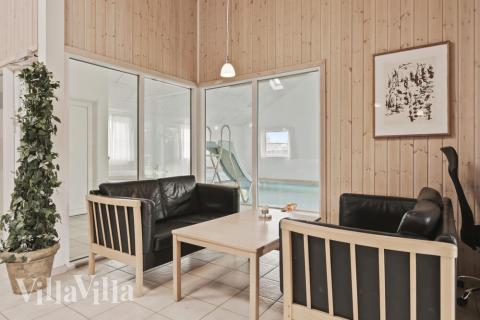 Der große, lichtdurchflutete Aufenthaltsraum im Luxusferienhaus Nr. 177 für 24.