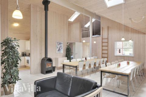 Der Aufenthaltsraum bietet Platz für 24 Personen, wenn ihr das Ferienhaus 177 in Lolland/Falster/Mön besucht.
