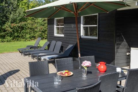 Genießen Sie einen Grillabend auf der Terrasse des Luxusferienhauses Nr. 177 in Lolland/Falster/Mön
