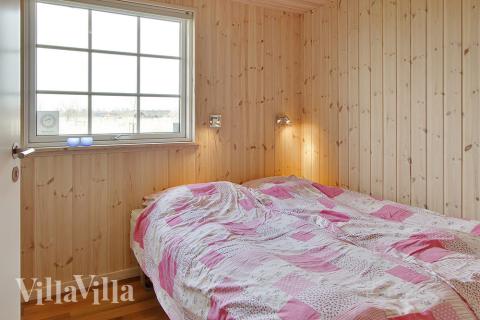 Die Schlafzimmer sind hell eingerichtet und verfügen über Doppel- oder Einzelbetten sowie Einbauschränke