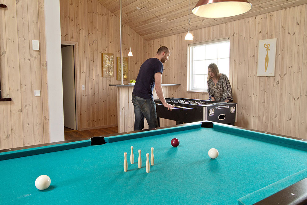 Die Gäste fordern sich gegenseitig zu einem freundschaftlichen Duell in Billard, Tischtennis oder Kicker heraus. Auf der angeschlossenen Playstation 2 kann gezockt oder ein guter Film geschaut werden