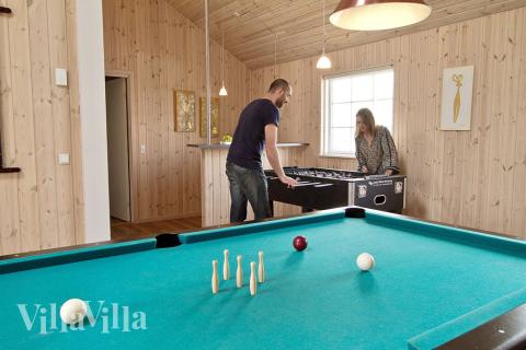 Die Gäste fordern sich gegenseitig zu einem freundschaftlichen Duell in Billard, Tischtennis oder Kicker heraus. Auf der angeschlossenen Playstation 2 kann gezockt oder ein guter Film geschaut werden