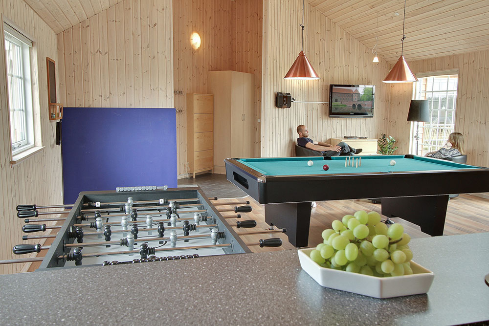 Der hauseigene Aktivitätenraum ist mit einer gemütlichen Bar inklusive Kühlschrank ausgestattet, so dass die warmgelaufenen Sportsleute nicht auf eine kühle Erfrischung verzichten müssen