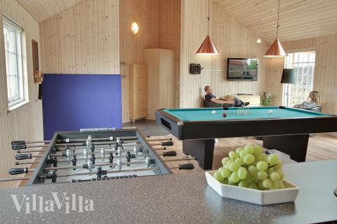 Der hauseigene Aktivitätenraum ist mit einer gemütlichen Bar inklusive Kühlschrank ausgestattet, so dass die warmgelaufenen Sportsleute nicht auf eine kühle Erfrischung verzichten müssen