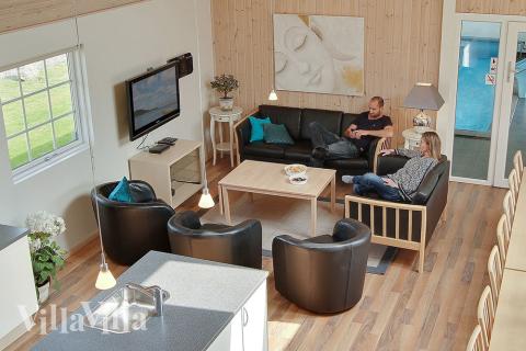 Das Haus verfügt über zwei gemütliche Sofagruppen