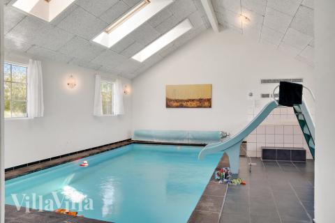 Das Ferienhaus 253 hat einen schicken Poolbereich mit Wasserrutsche, einem geräumigen, eingelassenen Whirlpool und einer Sauna.