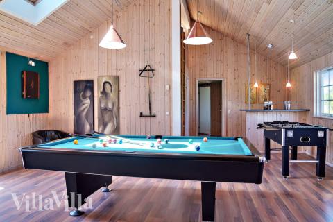 Neben den vielen schönen Stunden, die man im Poolbereich des Hauses verbringen kann, bietet das Luxusferienhaus 253 auch Spielevergnügen bei Billard/Tischtennis und Darts