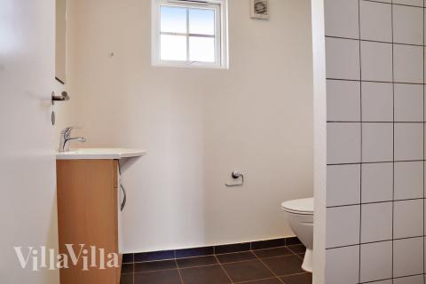 Eines der Badezimmer im Luxusferienhaus Nr. 253