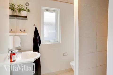 Eines der Badezimmer im Luxusferienhaus Nr. 272