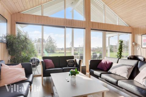 Der große, lichtdurchflutete Aufenthaltsraum im Luxusferienhaus Nr. 272 für 18.