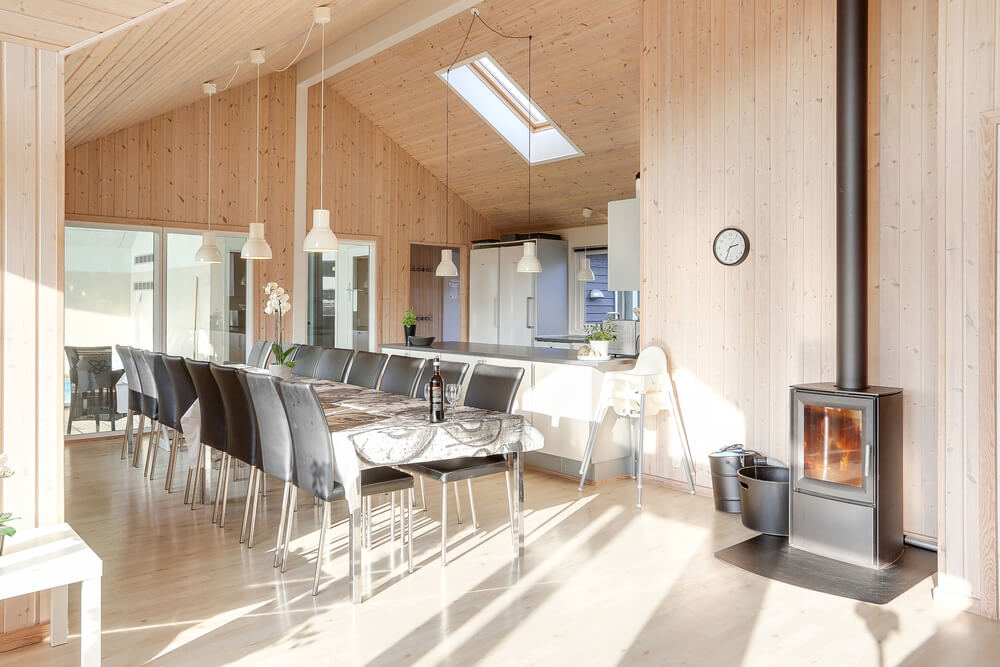 Aufenthaltsraum mit Platz für 18 im Luxusferienhaus Nr. 272.
