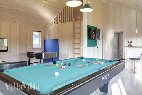 Neben den vielen schönen Stunden, die man im Poolbereich des Hauses verbringen kann, bietet das Luxusferienhaus 272 auch Spielevergnügen bei Billard/Tischtennis und Darts