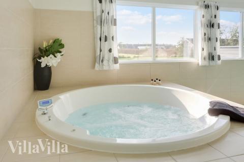 Genießen Sie den warmen Whirlpool im Luxusferienhaus Nr. 272 in Lolland/Falster/Mön