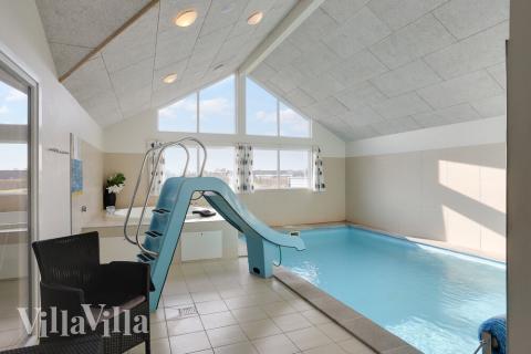 Das Ferienhaus 272 hat einen schicken Poolbereich mit Wasserrutsche, einem geräumigen, eingelassenen Whirlpool und einer Sauna.