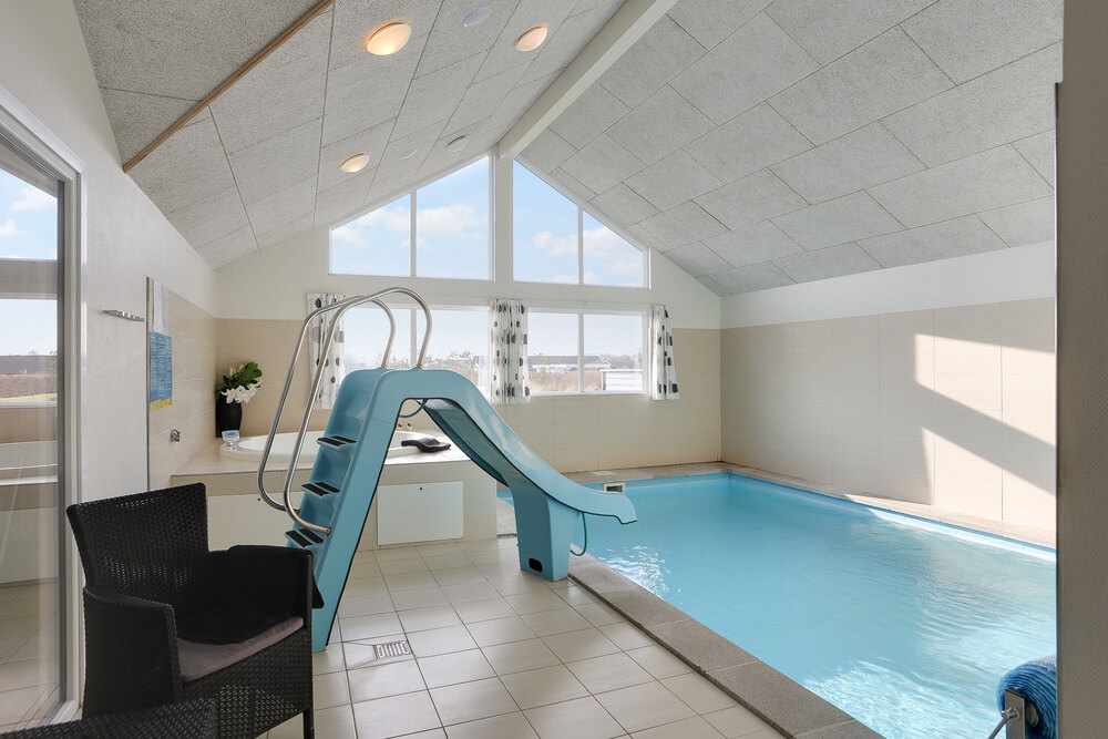Das Ferienhaus 272 hat einen schicken Poolbereich mit Wasserrutsche, einem geräumigen, eingelassenen Whirlpool und einer Sauna.