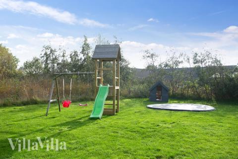 Zu dem attraktiven Ferienhaus Nr. 272 in Lolland/Falster/Mön gehört auch ein tolles Angebot im Außenbereich, z. B. Spieleturm und Schaukeln