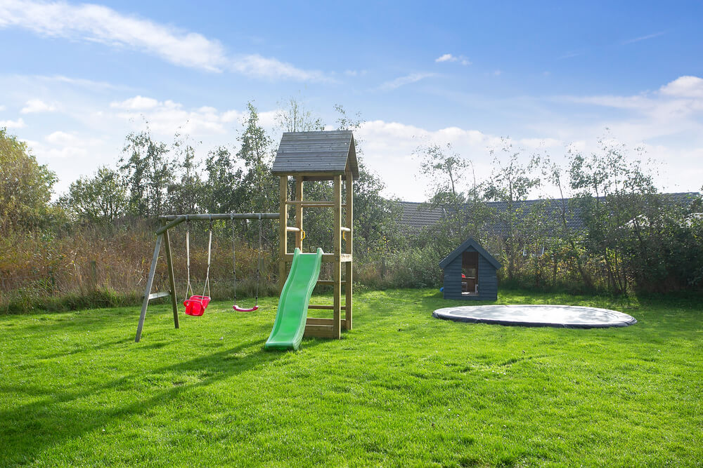Zu dem attraktiven Ferienhaus Nr. 272 in Lolland/Falster/Mön gehört auch ein tolles Angebot im Außenbereich, z. B. Spieleturm und Schaukeln