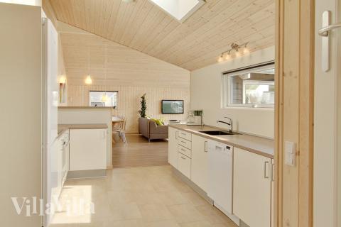 Die Küche ist direkt mit dem Wohnzimmer verbunden und natürlich mit allem ausgestattet, was der moderne Koch sich wünscht