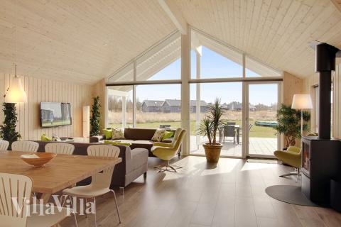 Das Wohnzimmer ist wundervoll lichtdurchflutet und geräumig und bildet ist mit bequemen Möbeln, Kaminofen und Flachbild-TV natürlichen Sammelpunkt der Anlage