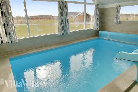 Der tolle Poolbereich bietet neben dem Swimmingpool mit Wasserrutsche einen Whirlpool für 4-6 Personen und eine Sauna