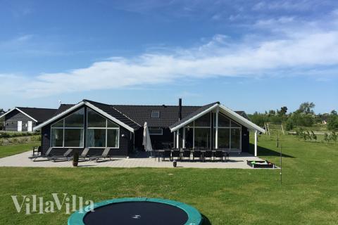 Dieses herrliche Poolhaus in Marielyst lädt Sie zu einem schönen Ferienerlebnis mit Entspannung und Aktivitäten wie z.B. Tischtennis und Billard ein