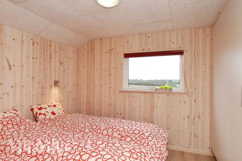 Die Schlafzimmer sind hell und einladend. Sie sind mit Boxmatratzen und Einbauschränken ausgestattet