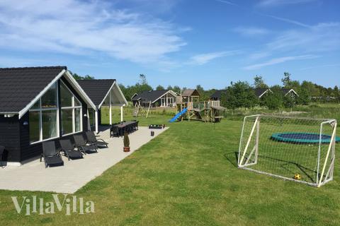 Zu dem attraktiven Ferienhaus Nr. 305 in Lolland/Falster/Mön gehört auch ein tolles Angebot im Außenbereich, z. B. Spieleturm und Schaukeln