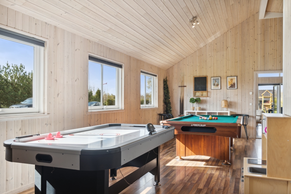 Das Luxusferienhaus 282 für 19 Personen hat einen großen Aktivitätsraum mit u. a. Billard und Darts
