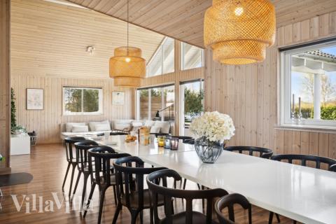 Der große, lichtdurchflutete Aufenthaltsraum im Luxusferienhaus Nr. 282 für 19.