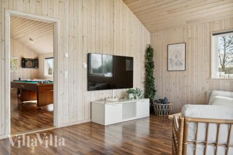 Die Couch im Luxusferienhaus Nr. 282 in Lolland/Falster/Mön lädt zu Gesellschaftsspielen oder zu Kinoabenden ein.