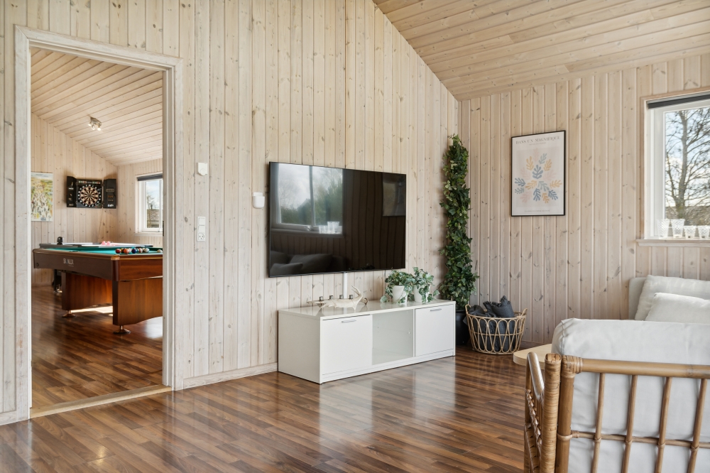 Die Couch im Luxusferienhaus Nr. 282 in Lolland/Falster/Mön lädt zu Gesellschaftsspielen oder zu Kinoabenden ein.