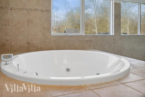 Genießen Sie den warmen Whirlpool im Luxusferienhaus Nr. 282 in Lolland/Falster/Mön