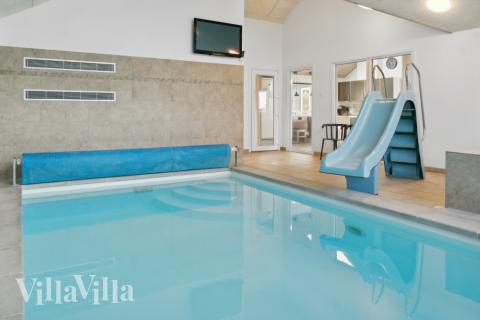 Das Ferienhaus 282 hat einen schicken Poolbereich mit Wasserrutsche, einem geräumigen, eingelassenen Whirlpool und einer Sauna.