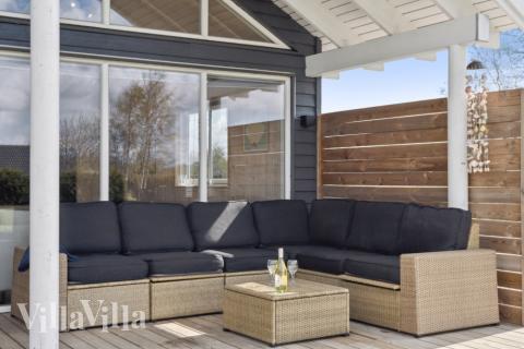 Genießen Sie einen Grillabend auf der Terrasse des Luxusferienhauses Nr. 282 in Lolland/Falster/Mön