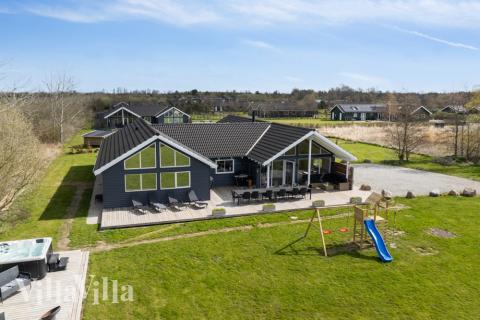 Zu dem attraktiven Ferienhaus Nr. 282 in Lolland/Falster/Mön gehört auch ein tolles Angebot im Außenbereich, z. B. Spieleturm und Schaukeln