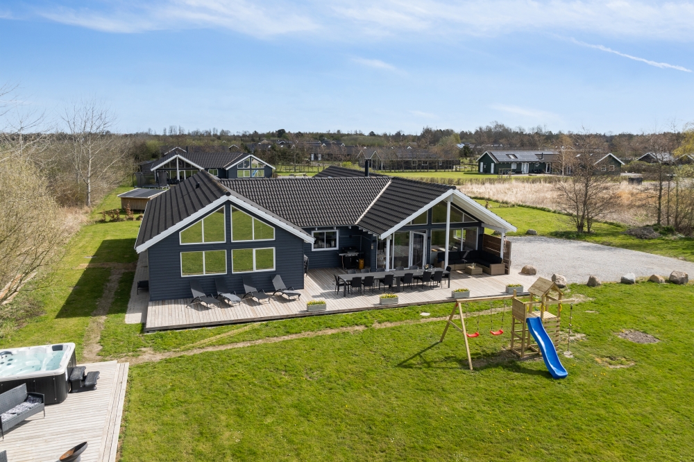 Zu dem attraktiven Ferienhaus Nr. 282 in Lolland/Falster/Mön gehört auch ein tolles Angebot im Außenbereich, z. B. Spieleturm und Schaukeln