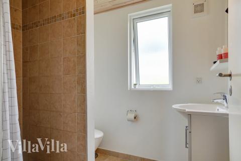 Eines der Badezimmer im Luxusferienhaus Nr. 285